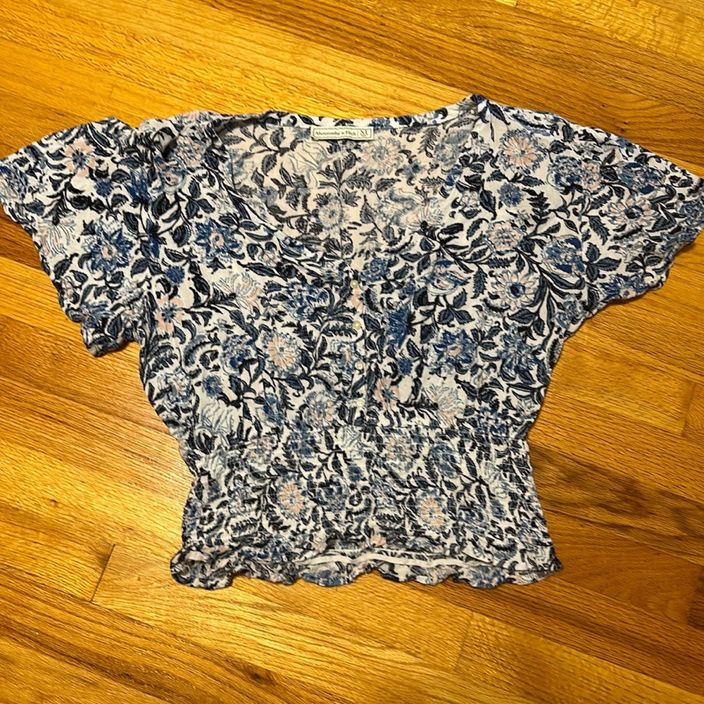Cute and flowy summer shirt. Perfect with jeans!